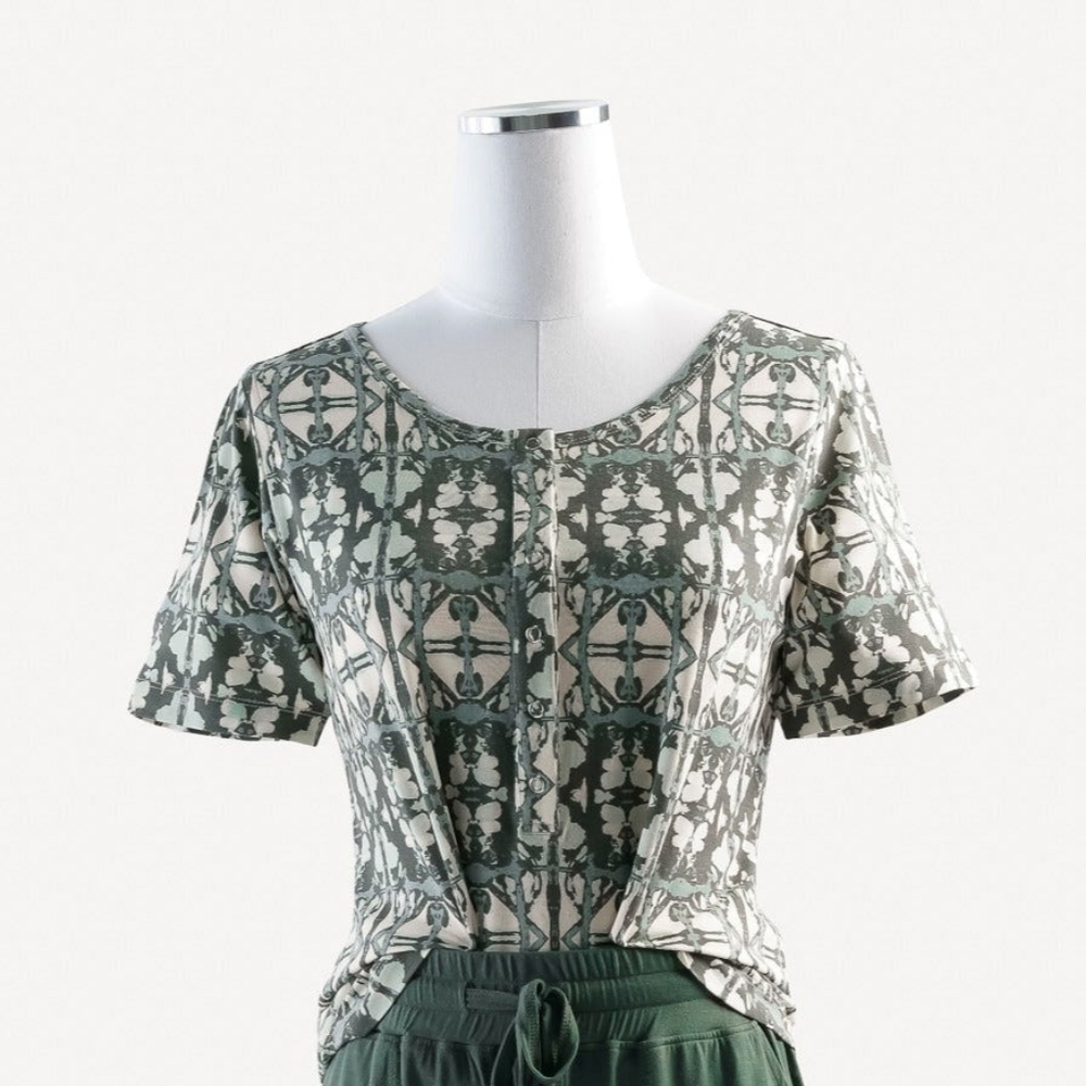 NWT Sz M Kate Quinn Organics Women Skinny Snap Henley Top Thyme Shibori